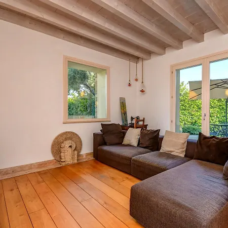 Barcuzzi Villa *